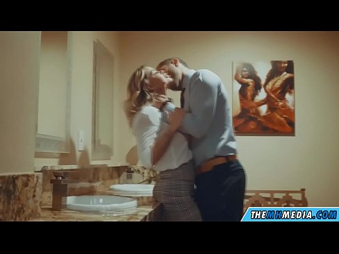 ❤️ Όταν μια πλούσια ξανθιά σε αποπλανεί σε μια δημόσια τουαλέτα ❤❌ Πορνό βίντεο ️
